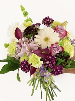 Vibrant mixed flower bouquet featuring roses, lilies, and daisies in a stunning arrangement.